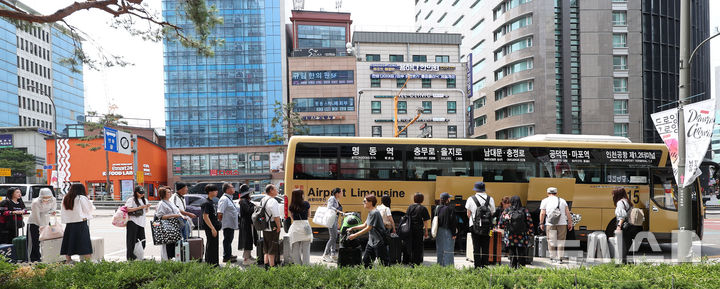 [서울=뉴시스] 김선웅 기자 = 원화 가치 하락으로 한국 여행 비용 부담이 줄고 쇼핑 매력이 커지면서 한국을 찾는 외국인 관광객 수가 증가하고 있다. 한국문화관광연구원 국제관광시장 전망에 따르면 올해 방한 관광객은 전년 대비 16.2% 증가한 약 2200만명으로 전망된다. 올해 1분기 방한 관광객은 전년 동기 대비 22.6% 증가한 474만3000명으로 1분기 기준 사상 최고치를 기록했으며 올해 1~4월 서울을 방문한 외국인 관광객은 전년보다 21.4% 증가한 520만명으로 집계됐다. 14일 서울 중구 명동거리에서 외국인 관광객들이 공항행 버스에 탑승하고 있다. 2026.06.14. mangusta@newsis.com
