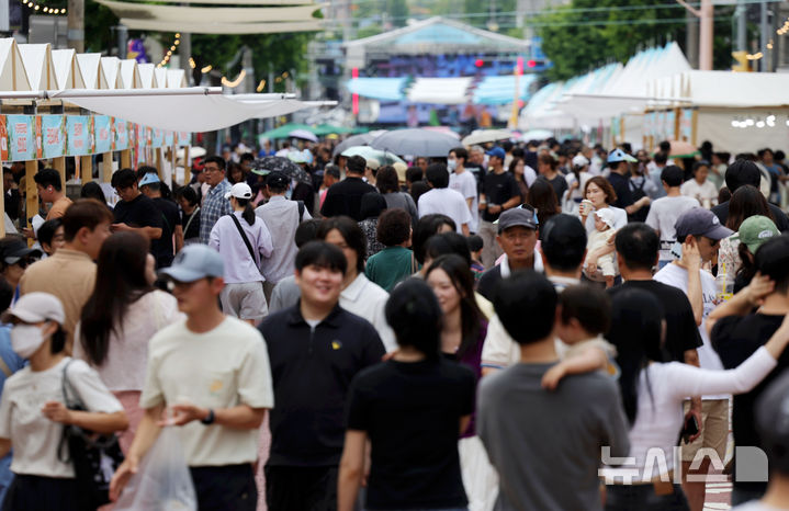 [서울=뉴시스] 홍효식 기자 = 14일 서울 노원구 공릉역과 경춘선숲길 일대에서 열린 '제4회 경춘선 공릉숲길 커피축제'에서 시민들로 북적이고 있다. 2026.06.14. yesphoto@newsis.com
