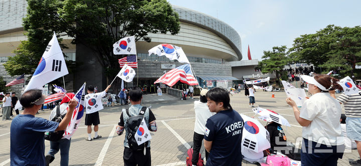 [서울=뉴시스] 박주성 기자 = 제9회 전국동시지방선거 투표용지 부족 사태에 항의하며 개표소 봉쇄 시위를 이어가고 있는 14일 서울 송파구 올림픽공원 핸드볼경기장에 설치된 개표소 앞에서 시민들이 구호를 외치고 있다. 2026.06.14. park7691@newsis.com