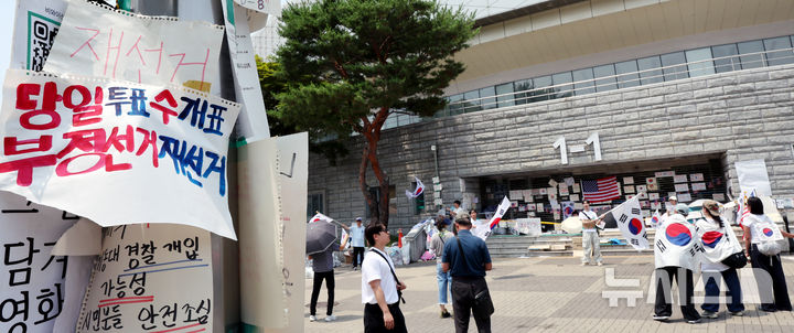 [서울=뉴시스] 박주성 기자 = 제9회 전국동시지방선거 투표용지 부족 사태에 항의하며 개표소 봉쇄 시위를 이어가고 있는 14일 서울 송파구 올림픽공원 핸드볼경기장에 설치된 개표소 앞에서 시민들이 구호를 외치고 있다. 2026.06.14. park7691@newsis.com