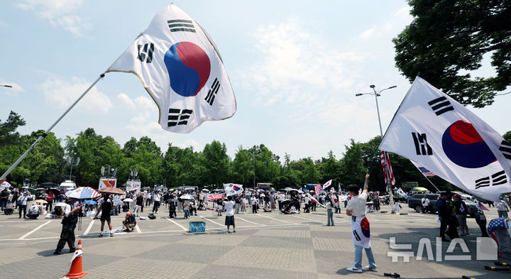 [서울=뉴시스] 박주성 기자 = 제9회 전국동시지방선거 투표용지 부족 사태에 항의하며 개표소 봉쇄 시위를 이어가고 있는 14일 서울 송파구 올림픽공원 핸드볼경기장에 설치된 개표소 앞에서 시민들이 구호를 외치고 있다. 2026.06.14. park7691@newsis.com