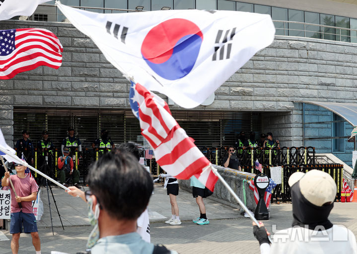 [서울=뉴시스] 박주성 기자 = 제9회 전국동시지방선거 투표용지 부족 사태에 항의하며 개표소 봉쇄 시위를 이어가고 있는 14일 서울 송파구 올림픽공원 핸드볼경기장에 설치된 개표소 앞에서 시민들이 구호를 외치고 있다. 2026.06.14. park7691@newsis.com