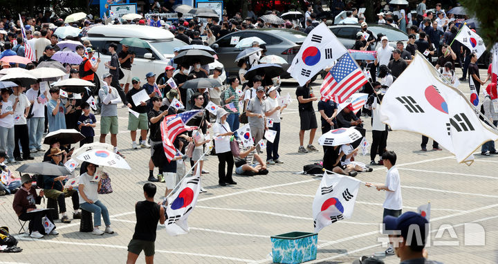 [서울=뉴시스] 박주성 기자 = 제9회 전국동시지방선거 투표용지 부족 사태에 항의하며 개표소 봉쇄 시위를 이어가고 있는 14일 서울 송파구 올림픽공원 핸드볼경기장에 설치된 개표소 앞에서 시민들이 구호를 외치고 있다. 2026.06.14. park7691@newsis.com