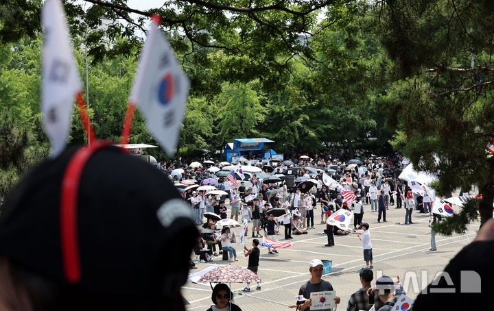 [서울=뉴시스] 박주성 기자 = 제9회 전국동시지방선거 투표용지 부족 사태에 항의하며 개표소 봉쇄 시위를 이어가고 있는 14일 서울 송파구 올림픽공원 핸드볼경기장에 설치된 개표소 앞에서 시민들이 구호를 외치고 있다. 2026.06.14. park7691@newsis.com