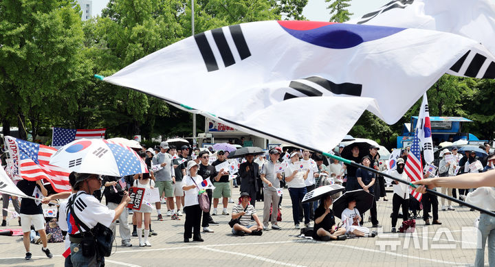[서울=뉴시스] 박주성 기자 = 제9회 전국동시지방선거 투표용지 부족 사태에 항의하며 개표소 봉쇄 시위를 이어가고 있는 14일 서울 송파구 올림픽공원 핸드볼경기장에 설치된 개표소 앞에서 시민들이 구호를 외치고 있다. 2026.06.14. park7691@newsis.com