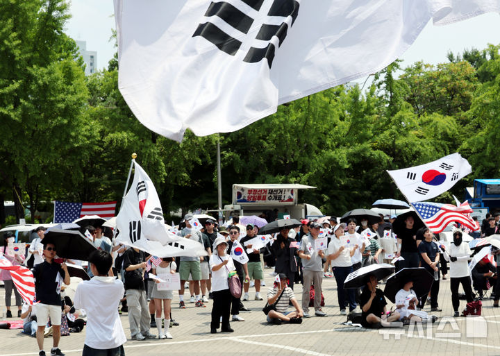 [서울=뉴시스] 박주성 기자 = 제9회 전국동시지방선거 투표용지 부족 사태에 항의하며 개표소 봉쇄 시위를 이어가고 있는 14일 서울 송파구 올림픽공원 핸드볼경기장에 설치된 개표소 앞에서 시민들이 구호를 외치고 있다. 2026.06.14. park7691@newsis.com