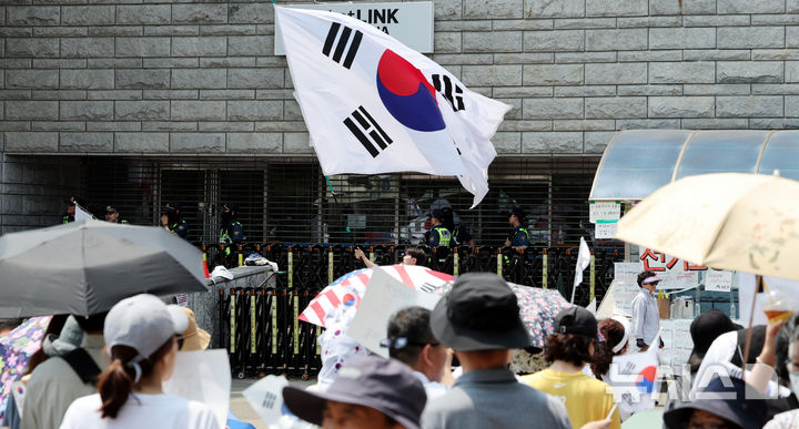 [서울=뉴시스] 박주성 기자 = 제9회 전국동시지방선거 투표용지 부족 사태에 항의하며 개표소 봉쇄 시위를 이어가고 있는 14일 서울 송파구 올림픽공원 핸드볼경기장에 설치된 개표소 앞에 시민들이 모여 있다. 2026.06.14. park7691@newsis.com