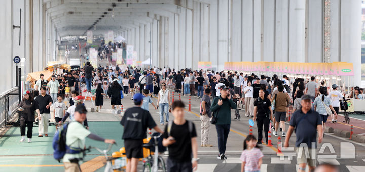 [서울=뉴시스] 김선웅 기자 = 14일 서울 서초구 반포대교 잠수교에서 열린 차 없는 잠수교 뚜벅뚜벅축제에서 참여 시민들이 나들이를 즐기고 있다. 2026.06.14. mangusta@newsis.com