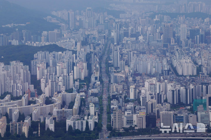[서울=뉴시스] 서울 송파구 롯데월드타워 서울스카이에서 바라본 강남 3구 아파트 모습. photo@newsis.com