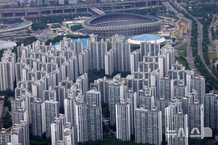 [서울=뉴시스] 서울 송파구 롯데월드타워 서울스카이에서 바라본 강남 3구 아파트 모습. photo@newsis.com
