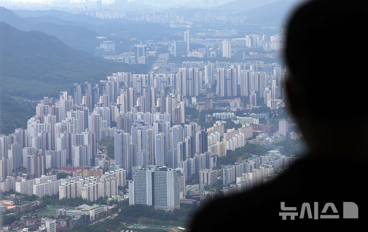 [서울=뉴시스] 홍효식 기자 = 14일 서울 송파구 롯데월드타워 서울스카이에서 바라본 강남 3구 아파트 모습. 2026.06.14. yesphoto@newsis.com