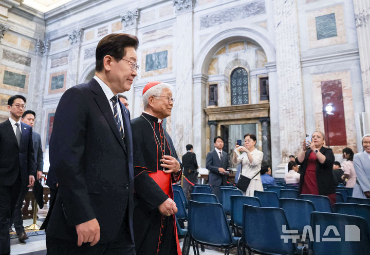 [로마=뉴시스] 최동준 기자 = 이재명 대통령이 14일(현지 시간) 이탈리아 로마 성 바오로 대성전에서 열린 평화와 연대를 위한 특별미사에 유흥식 추기경 겸 성직자부 장관과 입장하고 있다. 2026.06.14. photocdj@newsis.com