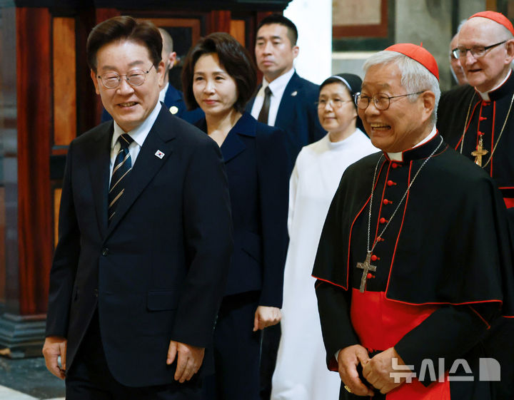 [로마=뉴시스] 최동준 기자 = 이재명 대통령과 김혜경 여사가 14일(현지 시간) 이탈리아 로마 성 바오로 대성전에서 열린 평화와 연대를 위한 특별미사에 유흥식 추기경 겸 성직자부 장관과 입장하고 있다. 2026.06.14. photocdj@newsis.com