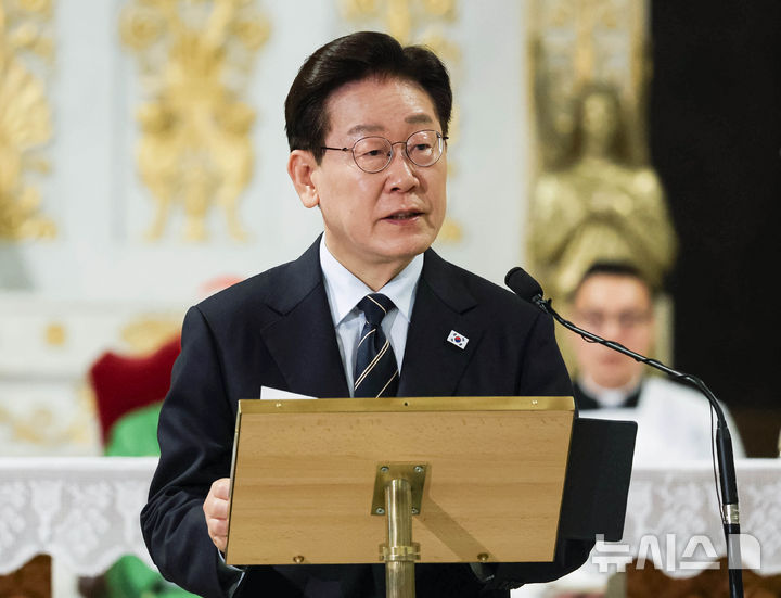 [로마=뉴시스] 최동준 기자 = 이재명 대통령이 14일(현지 시간) 이탈리아 로마 성 바오로 대성전에서 열린 평화와 연대를 위한 특별미사에서 기념 연설을 하고 있다. 2026.06.14. photocdj@newsis.com