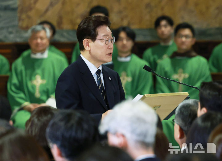 [로마=뉴시스] 최동준 기자 = 이재명 대통령이 14일(현지 시간) 이탈리아 로마 성 바오로 대성전에서 열린 평화와 연대를 위한 특별미사에서 기념 연설을 하고 있다. 2026.06.14. photocdj@newsis.com