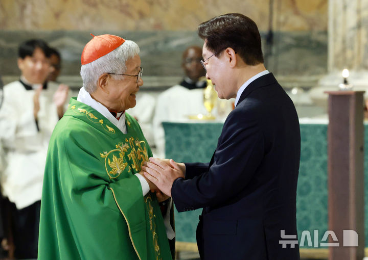 [로마=뉴시스] 최동준 기자 = 이재명 대통령이 14일(현지 시간) 이탈리아 로마 성 바오로 대성전에서 열린 평화와 연대를 위한 특별미사에서 유흥식 추기경 겸 성직자부 장관과 인사하고 있다. 2026.06.14. photocdj@newsis.com