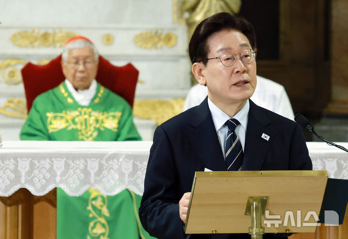 [로마=뉴시스] 최동준 기자 = 이재명 대통령이 14일(현지 시간) 이탈리아 로마 성 바오로 대성전에서 열린 평화와 연대를 위한 특별미사에서 기념 연설을 하고 있다. 2026.06.14. photocdj@newsis.com