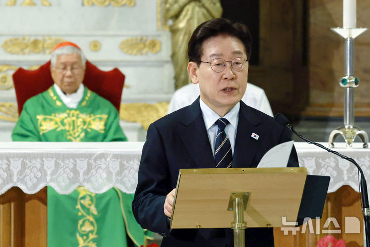 [로마=뉴시스] 최동준 기자 = 이재명 대통령이 14일(현지 시간) 이탈리아 로마 성 바오로 대성전에서 열린 평화와 연대를 위한 특별미사에서 기념 연설을 하고 있다. 2026.06.14. photocdj@newsis.com