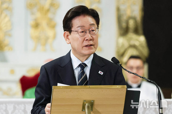 [로마=뉴시스] 최동준 기자 = 이재명 대통령이 14일(현지 시간) 이탈리아 로마 성 바오로 대성전에서 열린 평화와 연대를 위한 특별미사에서 기념 연설을 하고 있다. 2026.06.14. photocdj@newsis.com