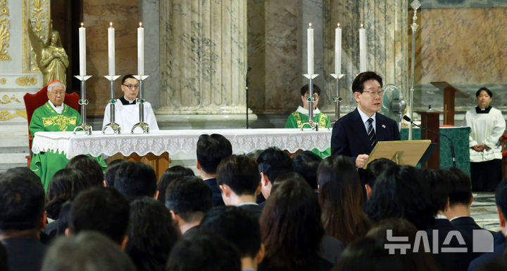 [로마=뉴시스] 최동준 기자 = 이재명 대통령이 14일(현지 시간) 이탈리아 로마 성 바오로 대성전에서 열린 평화와 연대를 위한 특별미사에서 기념 연설을 하고 있다. 2026.06.14. photocdj@newsis.com