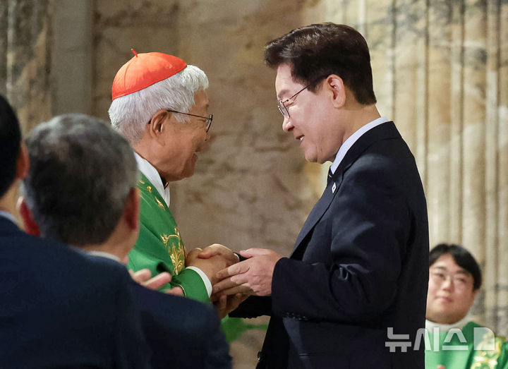 [로마=뉴시스] 최동준 기자 = 이재명 대통령이 14일(현지 시간) 이탈리아 로마 성 바오로 대성전에서 열린 평화와 연대를 위한 특별미사에서 유흥식 추기경 겸 성직자부 장관과 인사하고 있다. 2026.06.14. photocdj@newsis.com