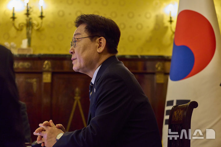 [로마=뉴시스] 최동준 기자 = 유럽 순방 중인 이재명 대통령이 14일(현지 시간) 이탈리아 로마 한 호텔에서 화상 수석·보좌관회의를 주재하며 발언하고 있다. (공동취재) 2026.06.14. photocdj@newsis.com