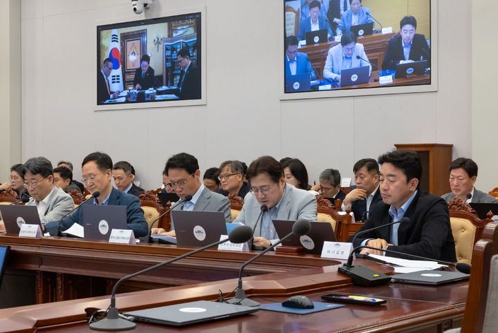 [로마=뉴시스] 최동준 기자 = 유럽 순방 중인 이재명 대통령이 14일(현지 시간) 이탈리아 로마 한 호텔에서 화상 수석·보좌관회의를 주재하고 있다. (사진=청와대 제공) 2026.06.14. photo@newsis.com *재판매 및 DB 금지