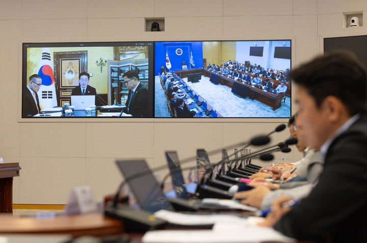 [로마=뉴시스] 최동준 기자 = 유럽 순방 중인 이재명 대통령이 14일(현지 시간) 이탈리아 로마 한 호텔에서 화상 수석·보좌관회의를 주재하고 있다. (사진=청와대 제공) 2026.06.14. photo@newsis.com *재판매 및 DB 금지