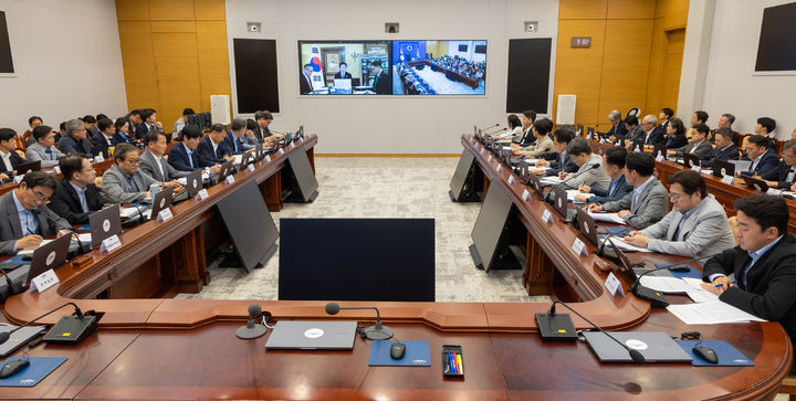 [로마=뉴시스] 최동준 기자 = 유럽 순방 중인 이재명 대통령이 14일(현지 시간) 이탈리아 로마 한 호텔에서 화상 수석·보좌관회의를 주재하고 있다. (사진=청와대 제공) 2026.06.14. photo@newsis.com *재판매 및 DB 금지