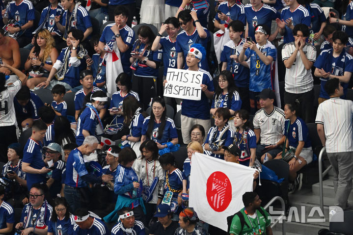 [텍사스=AP/뉴시스] 14일(현지 시간) 미국 텍사스주 알링턴 댈러스 스타디움에서 열린 2026 북중미 월드컵 조별리그 F조 1차전 일본과 네덜란드 경기, 일본 축구 팬들이 응원하고 있다. 2026.06.15.