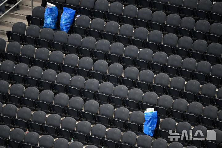 [텍사스=AP/뉴시스] 14일(현지 시간) 미국 텍사스주 알링턴 댈러스 스타디움에서 열린 2026 북중미 월드컵 조별리그 F조 1차전 일본과 네덜란드 경기 종료 후 일본 축구 팬들이 정리한 쓰레기가 관중석 한 켠에 놓여져 있다. 2026.06.15.