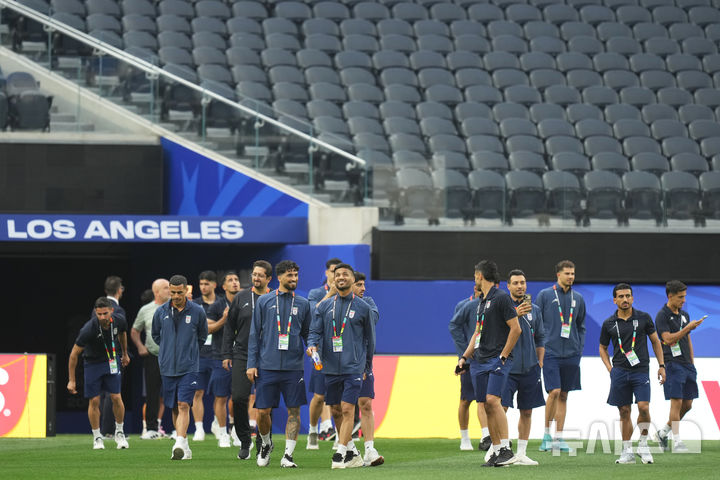 [잉글우드=AP/뉴시스] 이란 축구대표팀 선수들이 2026 국제축구연맹(FIFA) 북중미 월드컵 조별리그 G조 1차전 뉴질랜드와 경기를 하루 앞둔 14일(현지 시간) 미 캘리포니아주 로스앤젤레스 인근 잉글우드의 소파이 스타디움 경기장을 둘러보고 있다. 2026.06.15.