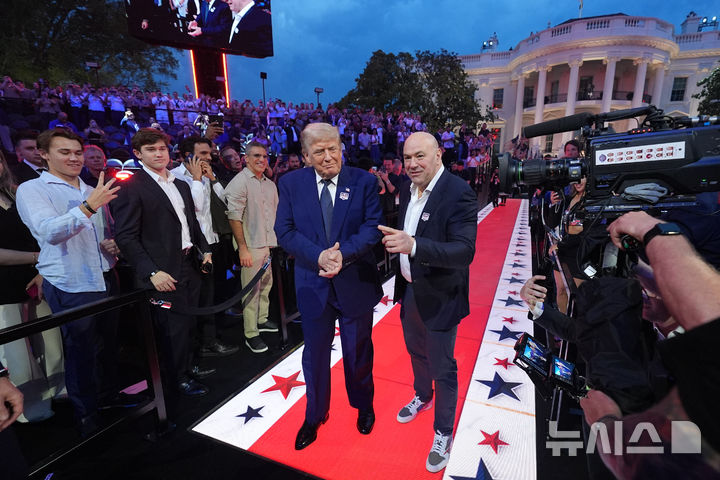 [워싱턴=AP/뉴시스] 도널드 트럼프 미국 대통령과 데이나 화이트 UFC 대표가 14일(현지 시간) 미 워싱턴 백악관 사우론스에서 열린 UFC 프리덤 250 경기에 참석하고 있다. 2026.06.15.