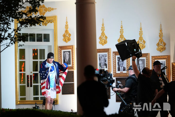 [워싱턴=AP/뉴시스] 라이트급 저스틴 게스제가 14일(현지 시간) 미 워싱턴 백악관 사우론스에서 열린 UFC 프리덤 250 경기에 출전하고 있다. 2026.06.15.