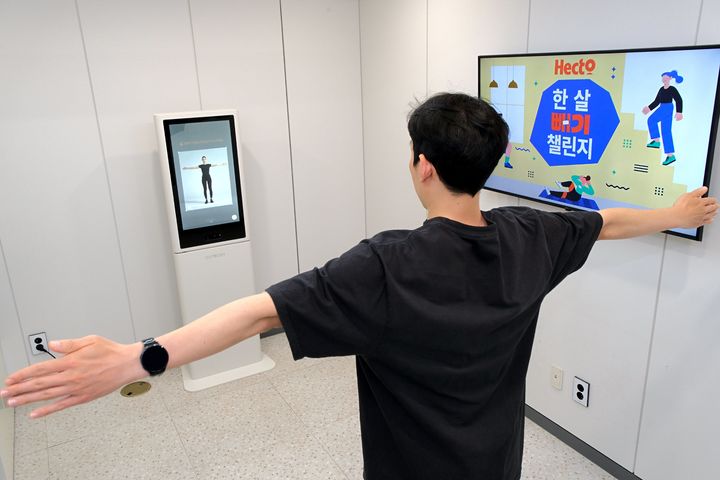 헥토그룹 임직원이 한 살 빼기 챌린지에 참여하고 있다. (사진=헥토그룹) *재판매 및 DB 금지