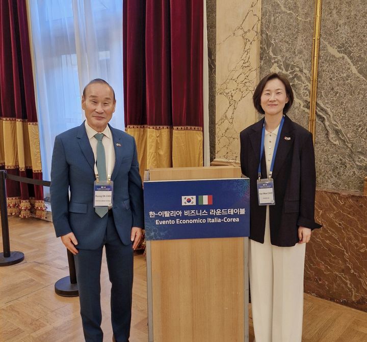 [서울=뉴시스] 패션그룹형지 최병오 회장이 대통령의 이탈리아 국빈 방문 경제사절단 일원으로 참여했다. 최병오 패션그룹형지 회장(왼쪽)과 형지 계열사를 대표해 이번 일정을 수행한 최혜원 형지I&C 대표(오른쪽)의 모습. (사진=패션그룹형지 제공) 2026.06.15. photo@newsis.com *재판매 및 DB 금지