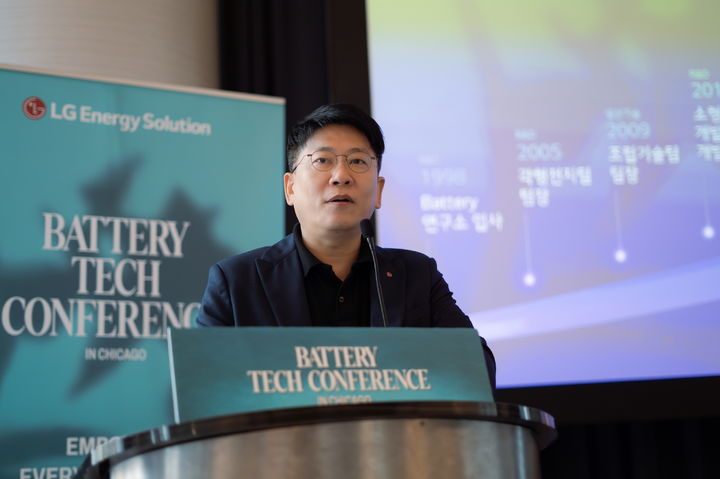 [서울=뉴시스] LG에너지솔루션 김동명 최고경영자(CEO) 사장이 지난 13일(현지시간) 미국 시카고에서 진행된 글로벌 인재 행사 'BTC(Battery Tech Conference)'에서 환영사를 하는 모습. (사진=LG에너지솔루션 제공) photo@newsis.com *재판매 및 DB 금지