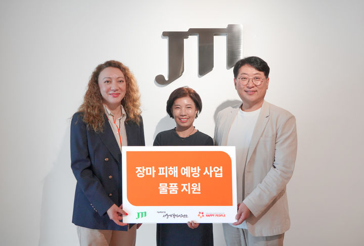 서울 종로구 소재 JTI코리아 본사에서 열린 '장마 피해 예방 사업 물품 전달식'에서 JTI코리아 이리나 리 사장(왼쪽)과 서울역쪽방상담소 유호연 소장(가운데), 해피피플 조재현 이사장(오른쪽)이 기념 촬영을 하고 있다. (사진=JTI코리아 제공) *재판매 및 DB 금지