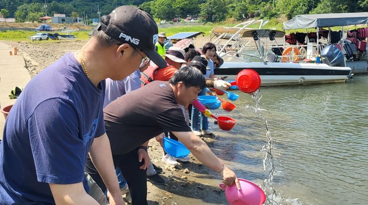 [옥천=뉴시스] 대청호에 뱀장어·동자개 치어 방류. (사진=옥천군 제공)2026.06.15. photo@newsis.com *재판매 및 DB 금지