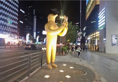 [서울=뉴시스]강남역 10번 출구 일대에 설치된 하이메 아욘 조형물 '러브(Love)'. (사진=서초구 제공) 2026.06.15. photo@newsis.com *재판매 및 DB 금지