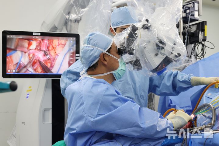 [서울=뉴시스] 서울아산병원 뇌혈관팀이 국내 처음으로 뇌동맥류 치료 2만례를 달성했다. 사진은 안재성 서울아산병원 신경외과 교수가 뇌동맥류 환자를 수술하고 있는 모습. (사진= 서울아산병원 제공)