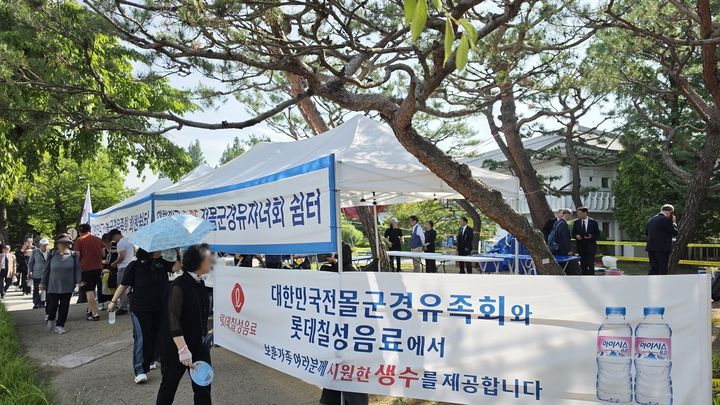 현충일을 맞아 현충원을 방문한 참배객들에게 생수를 제공하는 모습 (사진=롯데칠성음료 제공) *재판매 및 DB 금지