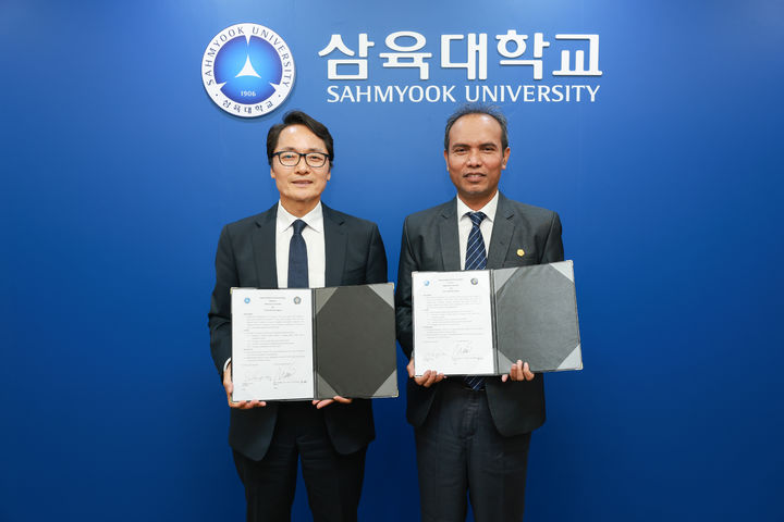 [서울=뉴시스] 4일 제해종(왼쪽) 삼육대 총장과 이맘 산토소 인도네시아 브라위자야대 학사부총장이 대학 간 국제교류 업무협약을 체결하고 기념 사진을 촬영하고 있다. (사진=삼육대 제공) 2026.06.15. photo@newsis.com *재판매 및 DB 금지