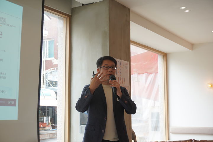 [서울=뉴시스] 강창모 한양 SSIR Korea 센터장이 5월 28일 열린 'Local Gunsan, The Archive＆Beyond' 행사에서 오프닝을 진행하고 있다. (사진=한양대 제공) 2026.06.15. photo@newsis.com *재판매 및 DB 금지