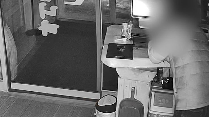 [남양주=뉴시스] 문을 닫은 식당에 침입해 금고를 열고 있는 피의자. (사진=경기북부경찰청 제공) 2026.06.15. photo@newsis.com&nbsp; *재판매 및 DB 금지
