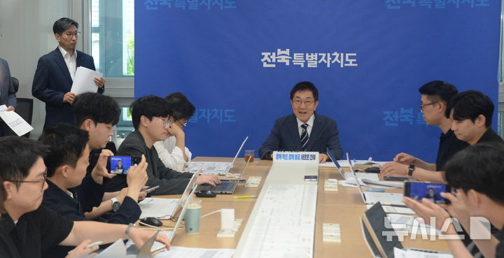 [전주=뉴시스] 김얼 기자 = 신형식 전북특별자치도지사직 인수위원회 위원장이 15일 전북 전주시 전북특별자치도청 기자실에서 언론 브리핑을 열고 질의에 답변하고 있다. 2026.06.15. pmkeul@newsis.com