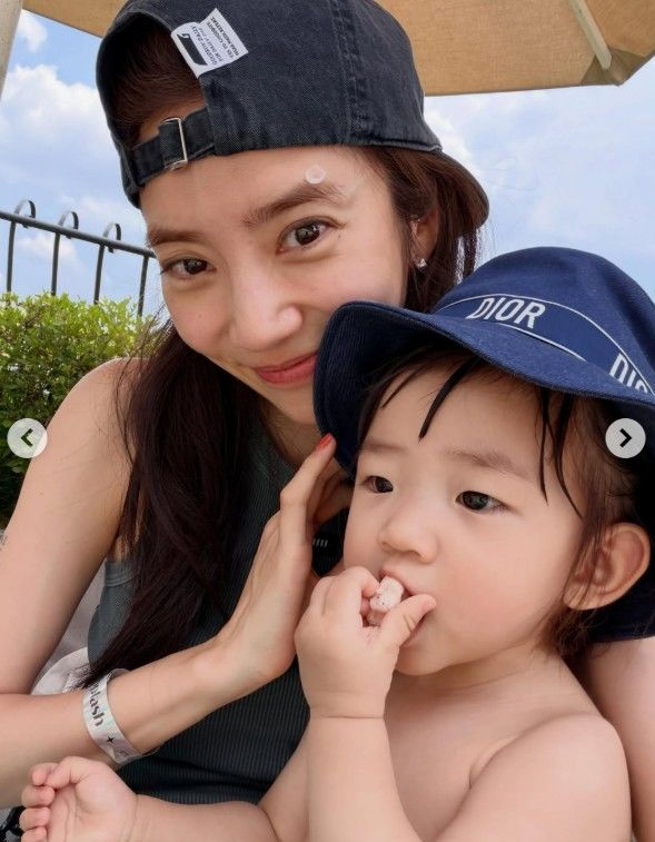 [서울=뉴시스] 배우 손담비와 딸 (사진=손담비 SNS 캡쳐) 2026.06.15. photo@newsis.com *재판매 및 DB 금지