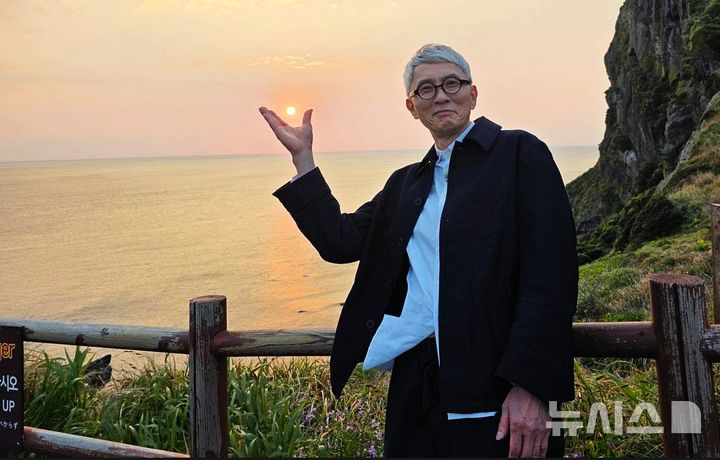 [제주=뉴시스] 국내서 큰 인기를 끈 일본 드라마 '고독한 미식가'의 주연 배우 마츠시게 유타카(松重 豊)씨가 성산일출봉을 방문한 모습. (사진=제주도 제공) photo@newsis.com *재판매 및 DB 금지