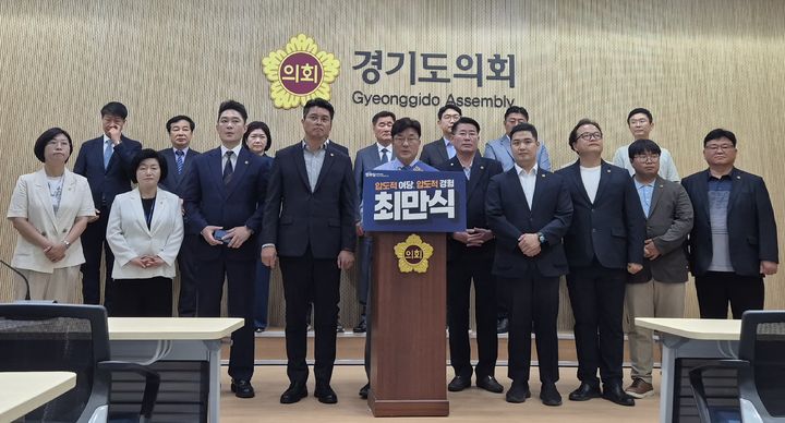 [수원=뉴시스] 이병희 기자 = 최만식 경기도의회 의원이 15일 도의회 브리핑룸에서 12대 의회 전반기 교섭단체 민주당 대표의원 출마를 선언하고 있다. 2026.06.15. iambh@newsis.com *재판매 및 DB 금지
