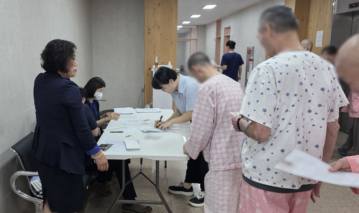 [창녕=뉴시스] 부곡온천병원을 방문해 고유가 피해지원금과 경남도민 생활지원금 찾아가는 신청·지급을 하고 있다. (사진=창녕군 제공) 2026.06.15. photo@newsis.com *재판매 및 DB 금지